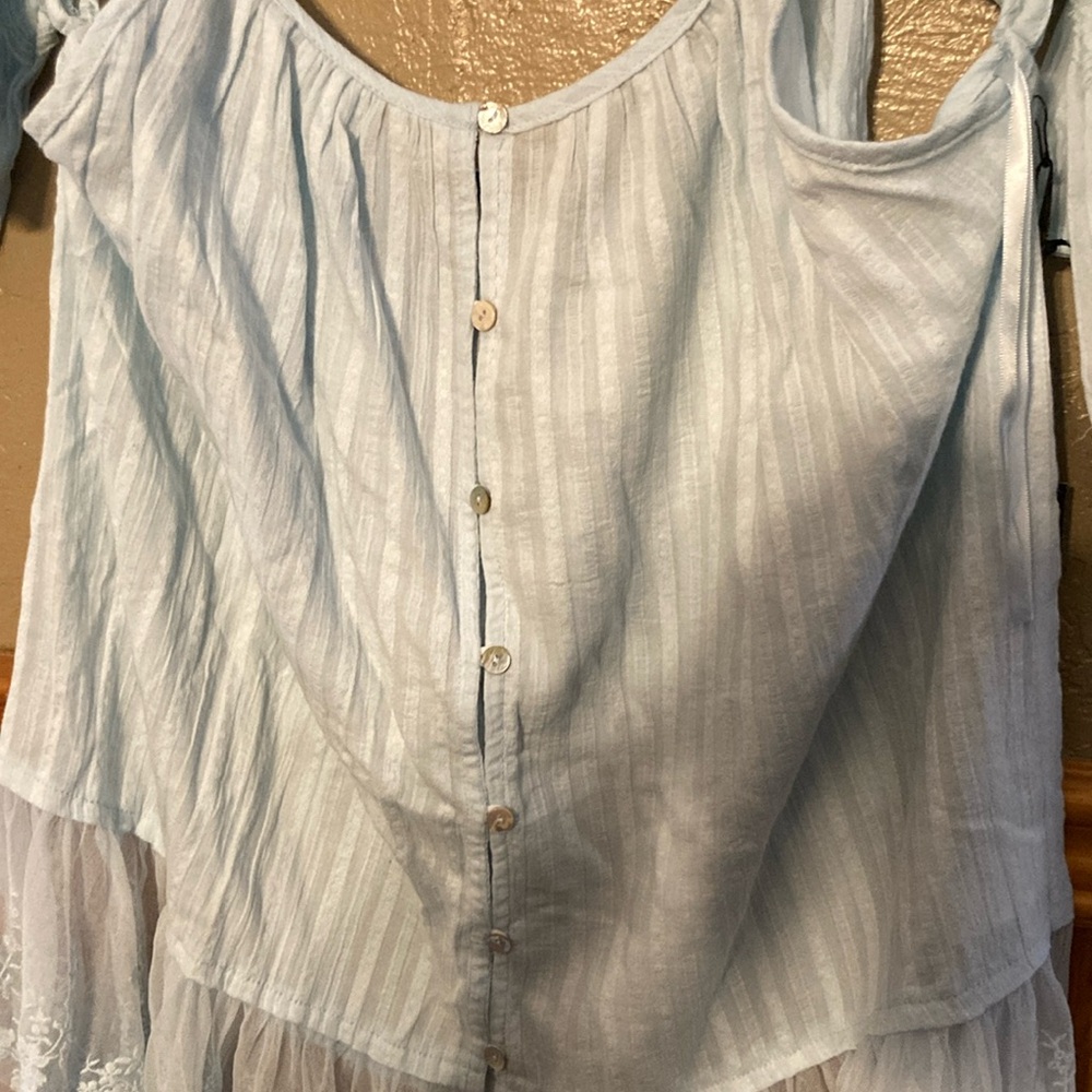 NWT Doe & Rae Blue Buttoned Ruffled Blouse - Picture 3 of 5
